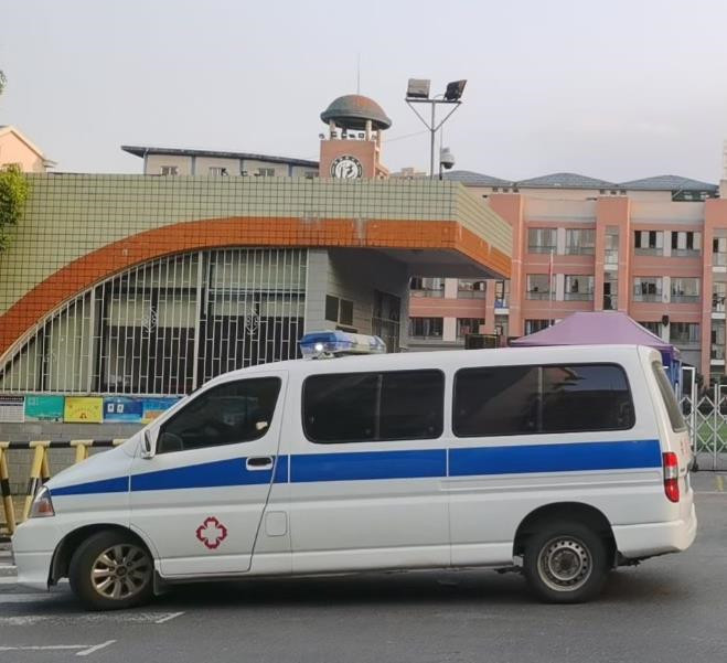 东川救护车出租护送骨折病人一公里多少钱